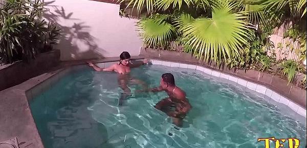  Nego Catra não para depois da cena cai na piscina e fode o cú da Bianca Naldy dentro da água - Capoeira Ator